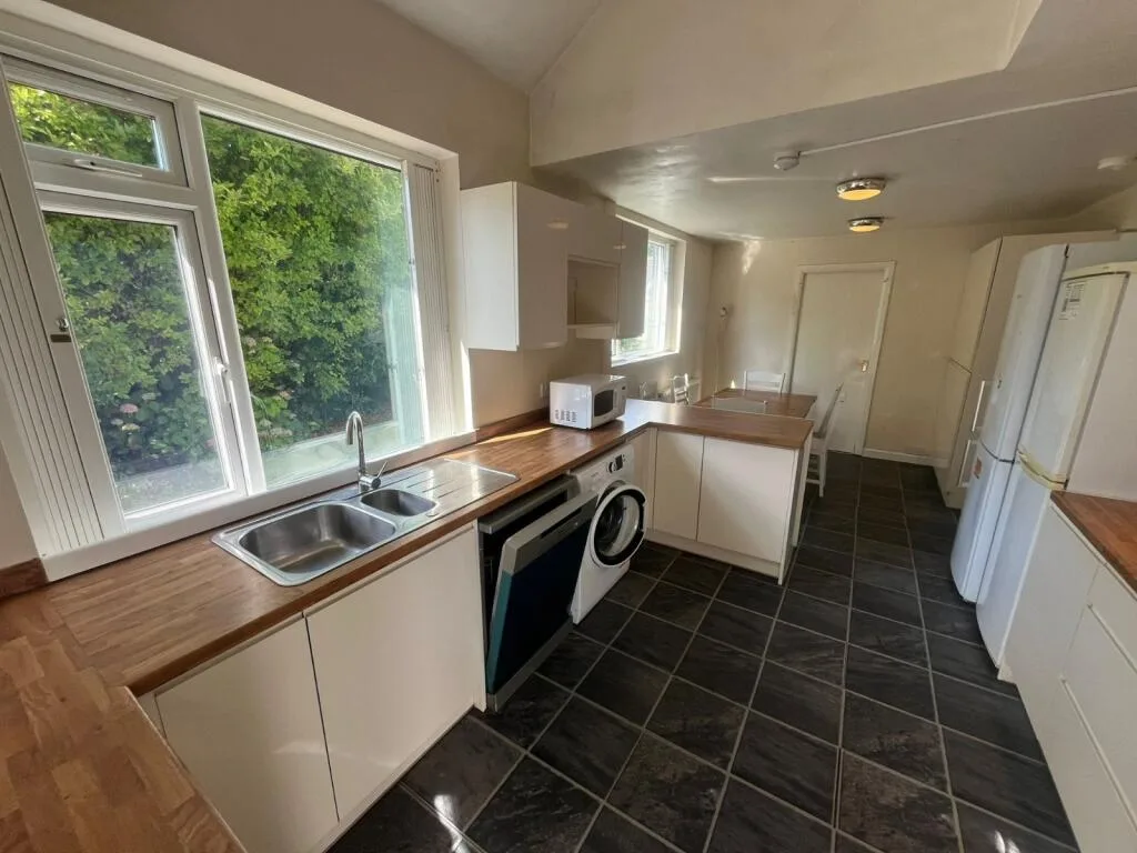 6 bedroom semi-detached house for rent