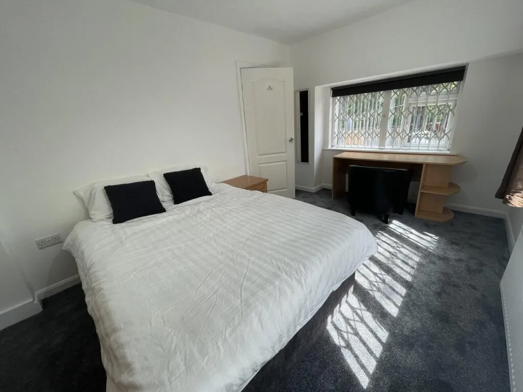 6 bedroom semi-detached house for rent