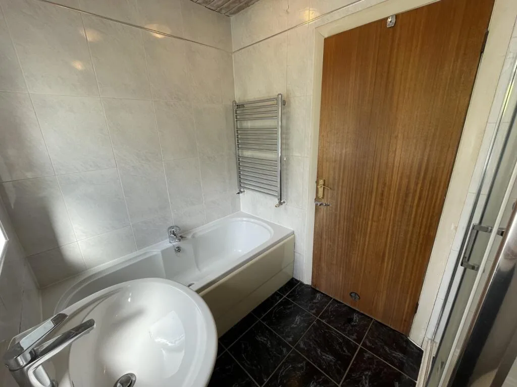 6 bedroom semi-detached house for rent
