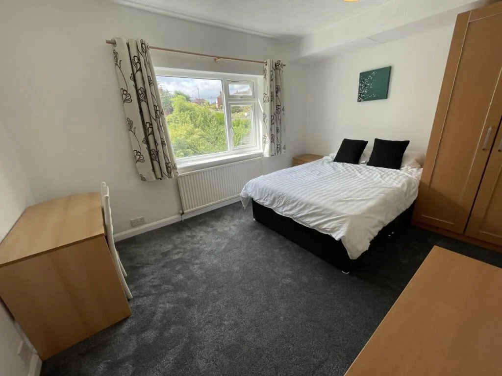 6 bedroom semi-detached house for rent