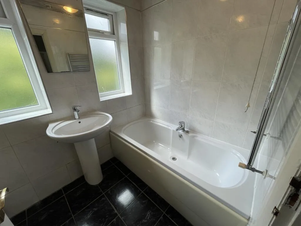6 bedroom semi-detached house for rent