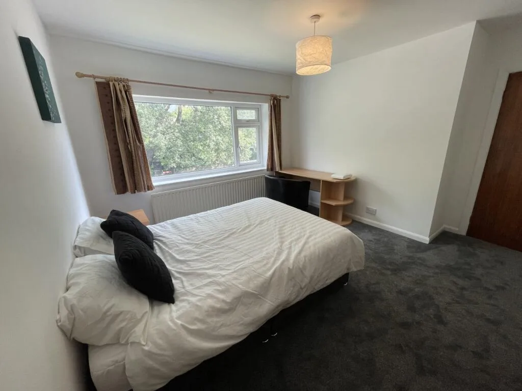 6 bedroom semi-detached house for rent