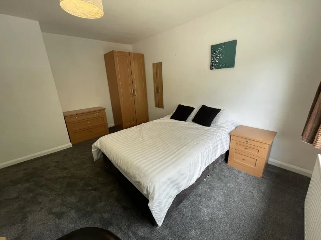 6 bedroom semi-detached house for rent