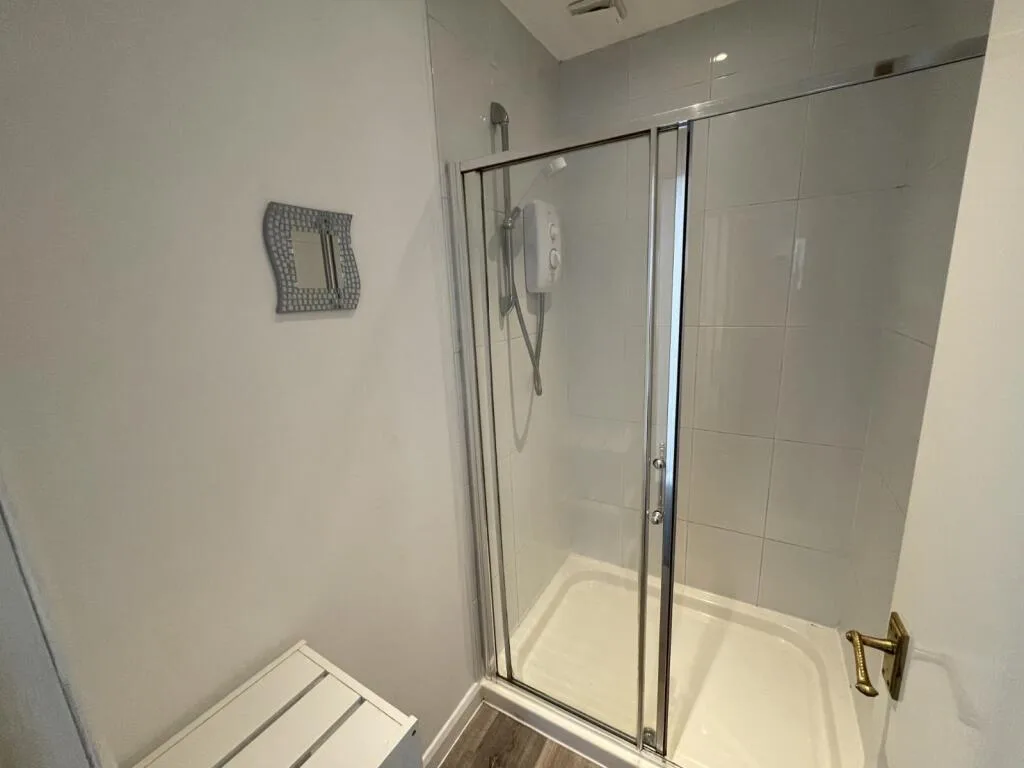 6 bedroom semi-detached house for rent