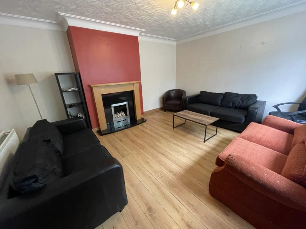 6 bedroom semi-detached house for rent