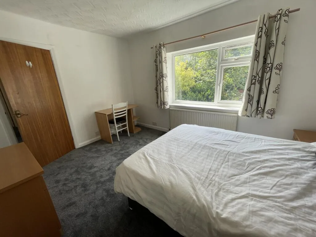 6 bedroom semi-detached house for rent