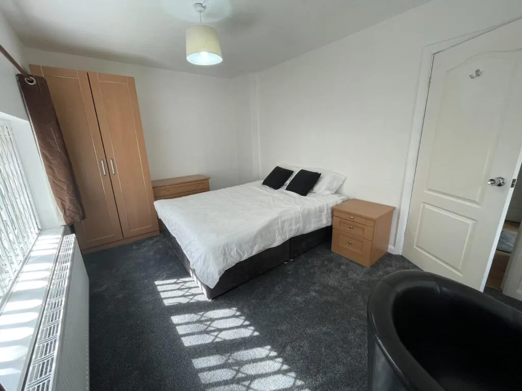 6 bedroom semi-detached house for rent