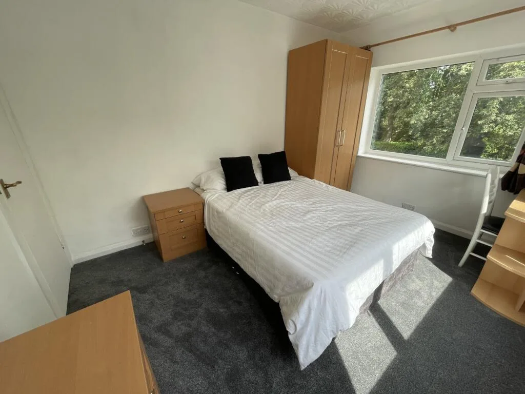 6 bedroom semi-detached house for rent