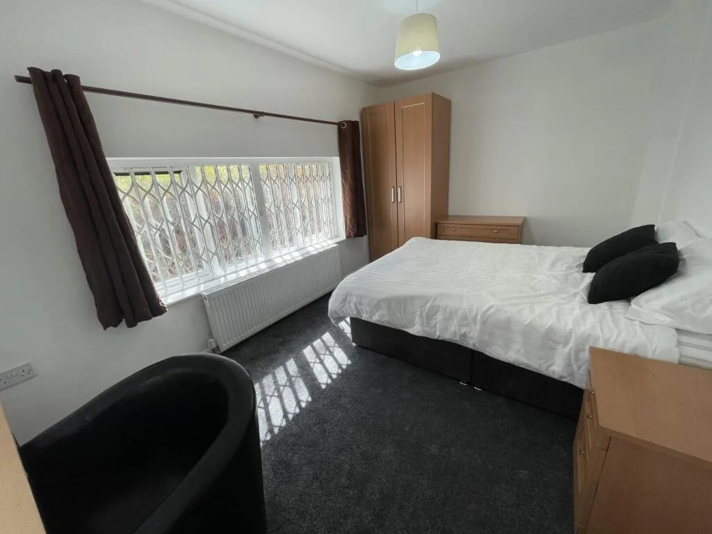 6 bedroom semi-detached house for rent