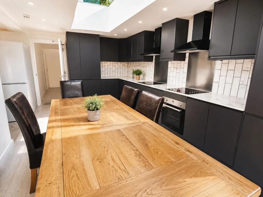 6 bedroom semi-detached house for rent
