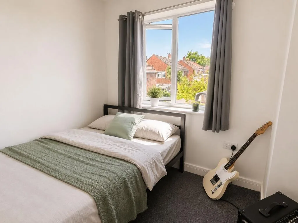 6 bedroom semi-detached house for rent