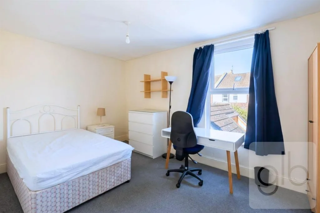 4 bedroom private hall for rent