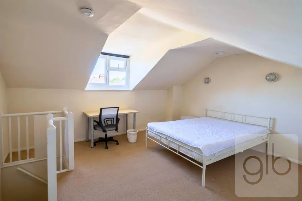 4 bedroom private hall for rent