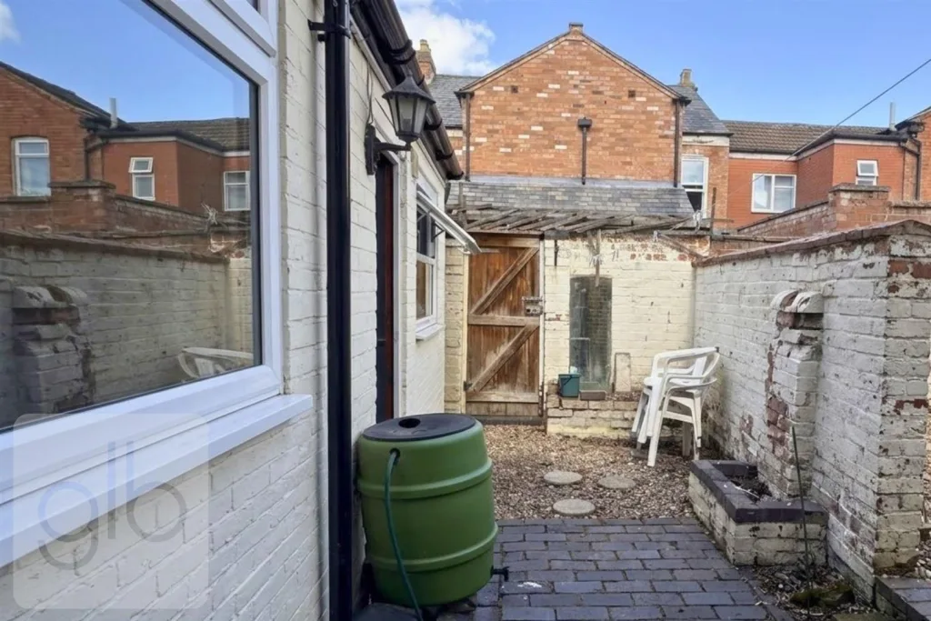 4 bedroom private hall for rent