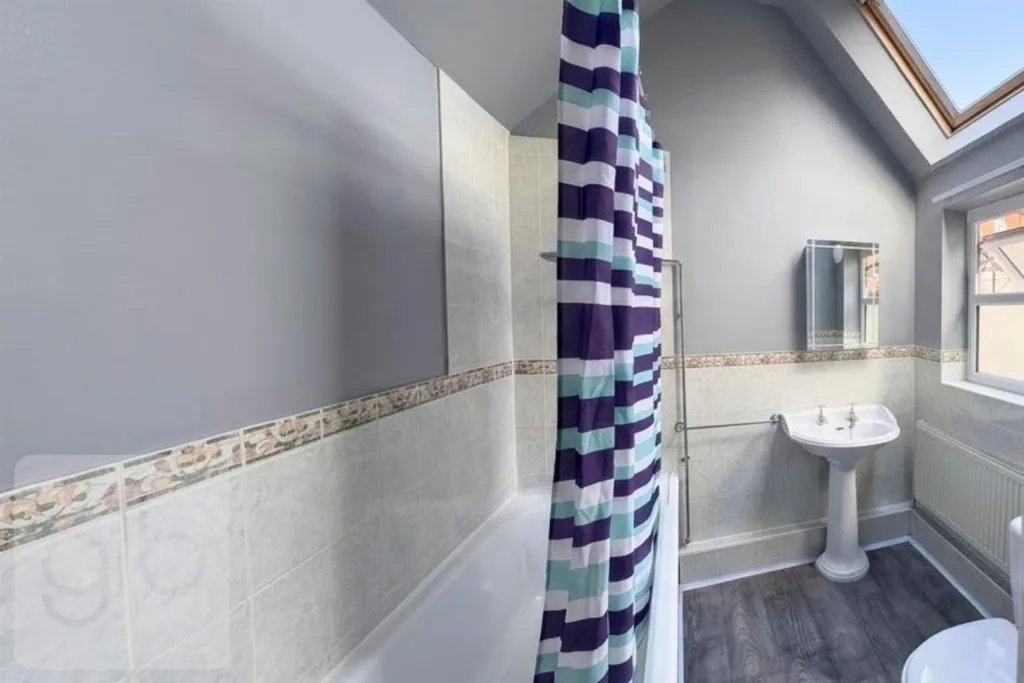 4 bedroom private hall for rent