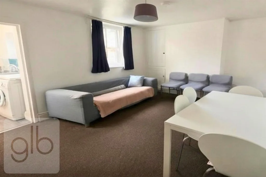 4 bedroom private hall for rent