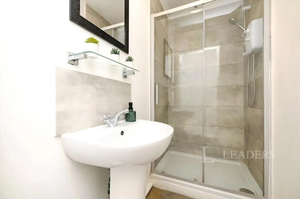 7 bedroom semi-detached house for rent