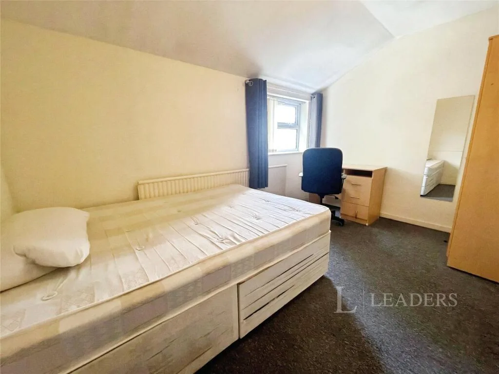 4 bedroom semi-detached house for rent