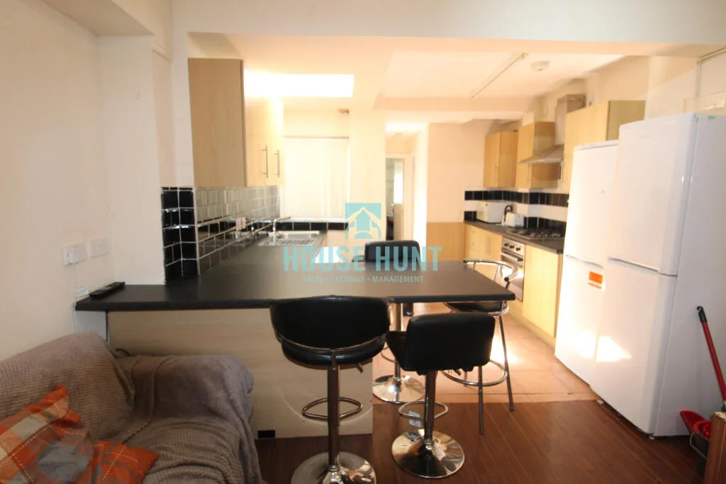 6 bedroom house for rent