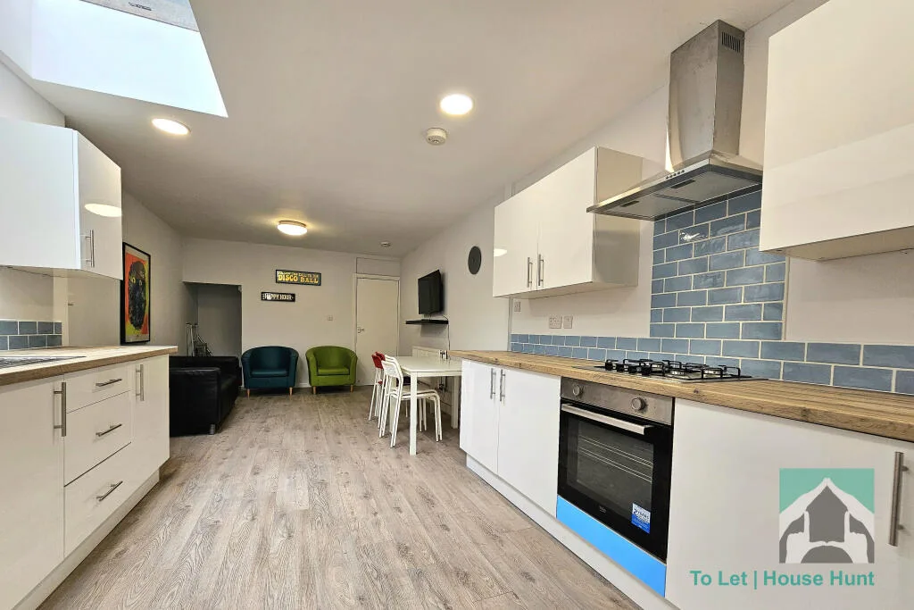 5 bedroom terraced house for rent