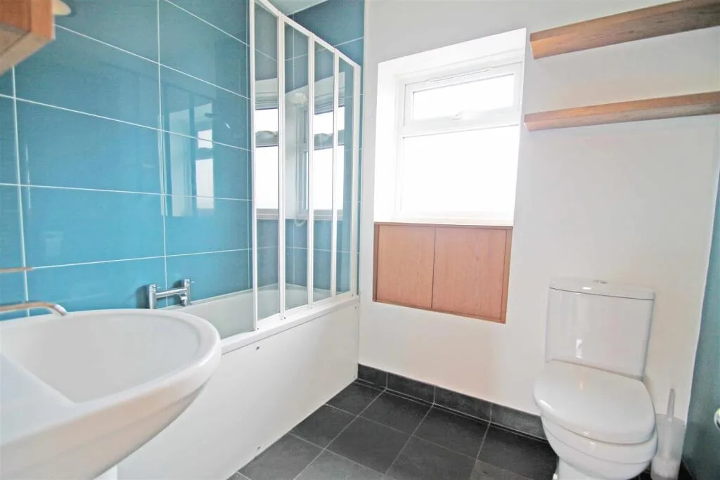 4 bedroom semi-detached house for rent