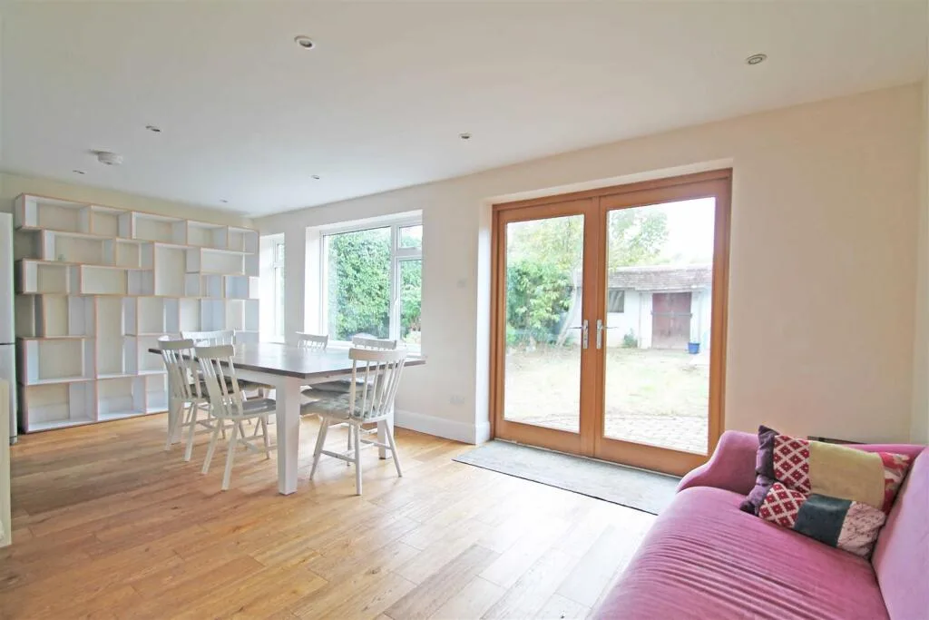 4 bedroom semi-detached house for rent