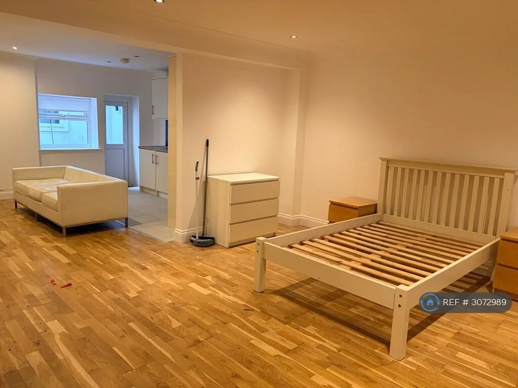 Studio flat for rent