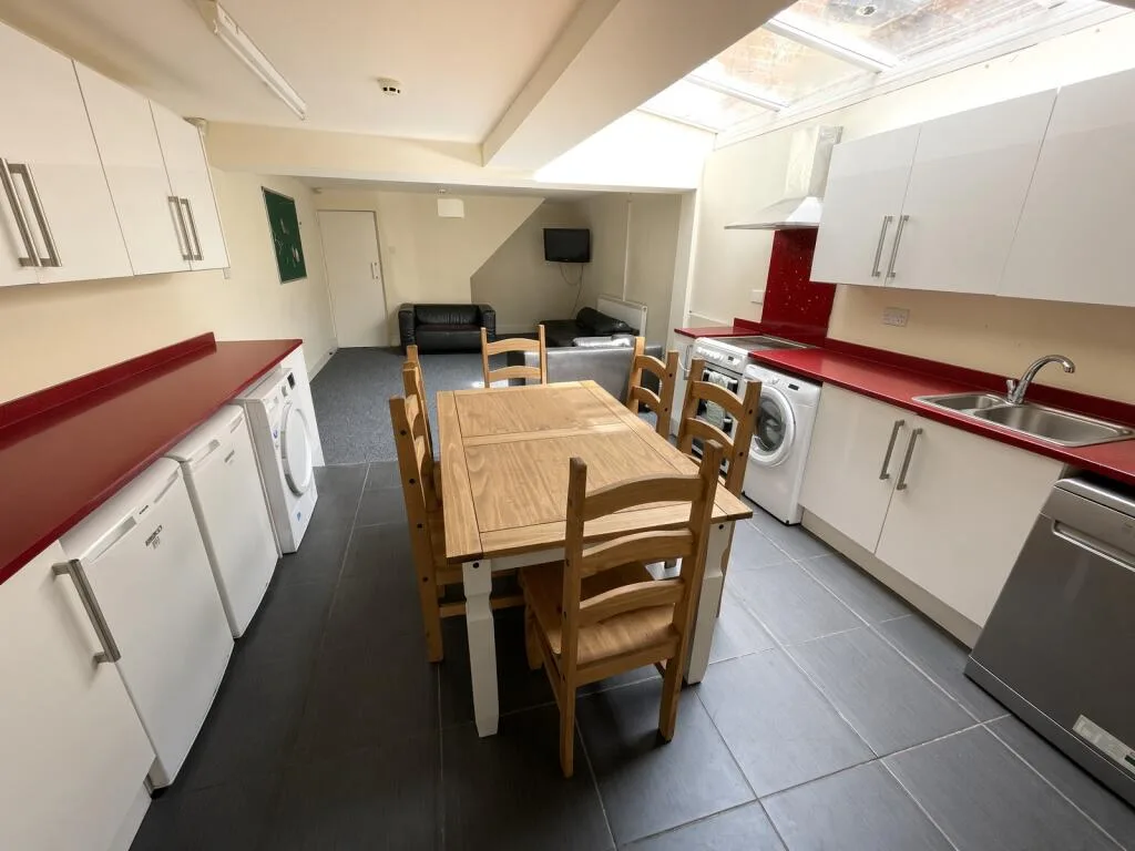 6 bedroom house for rent