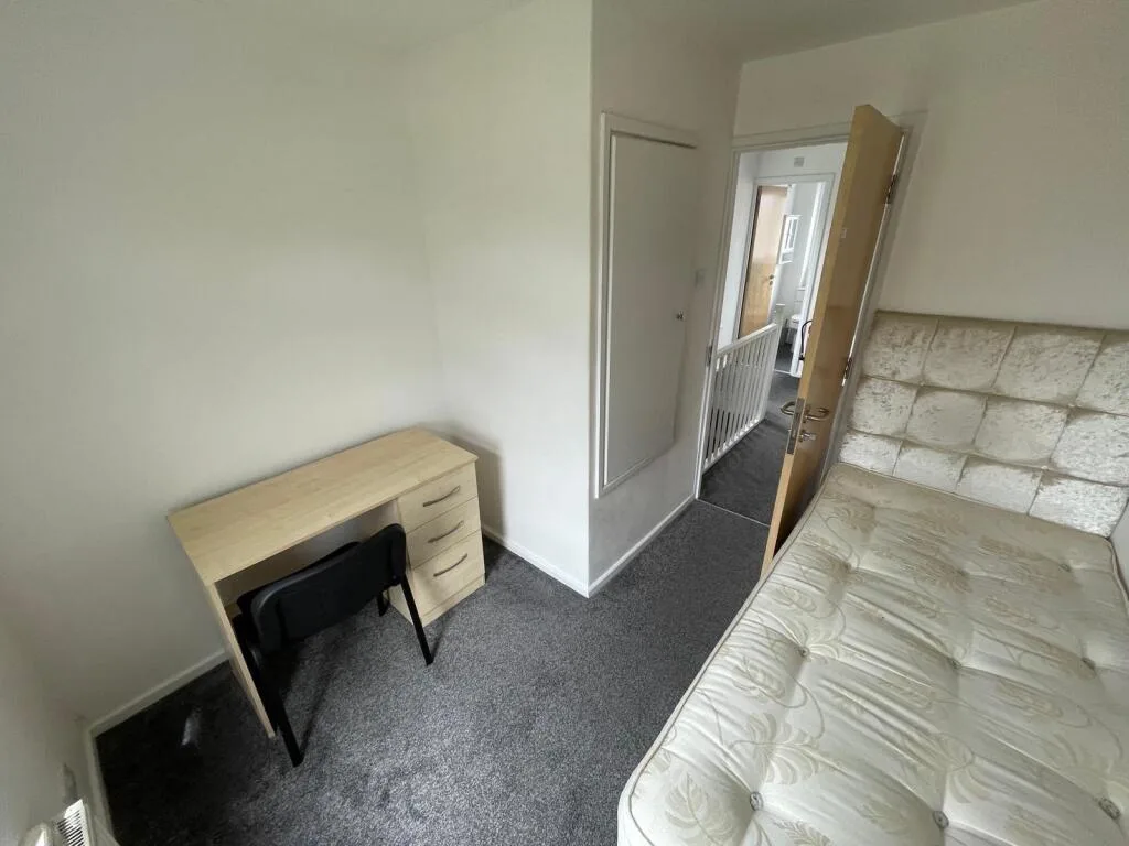 5 bedroom semi-detached house for rent