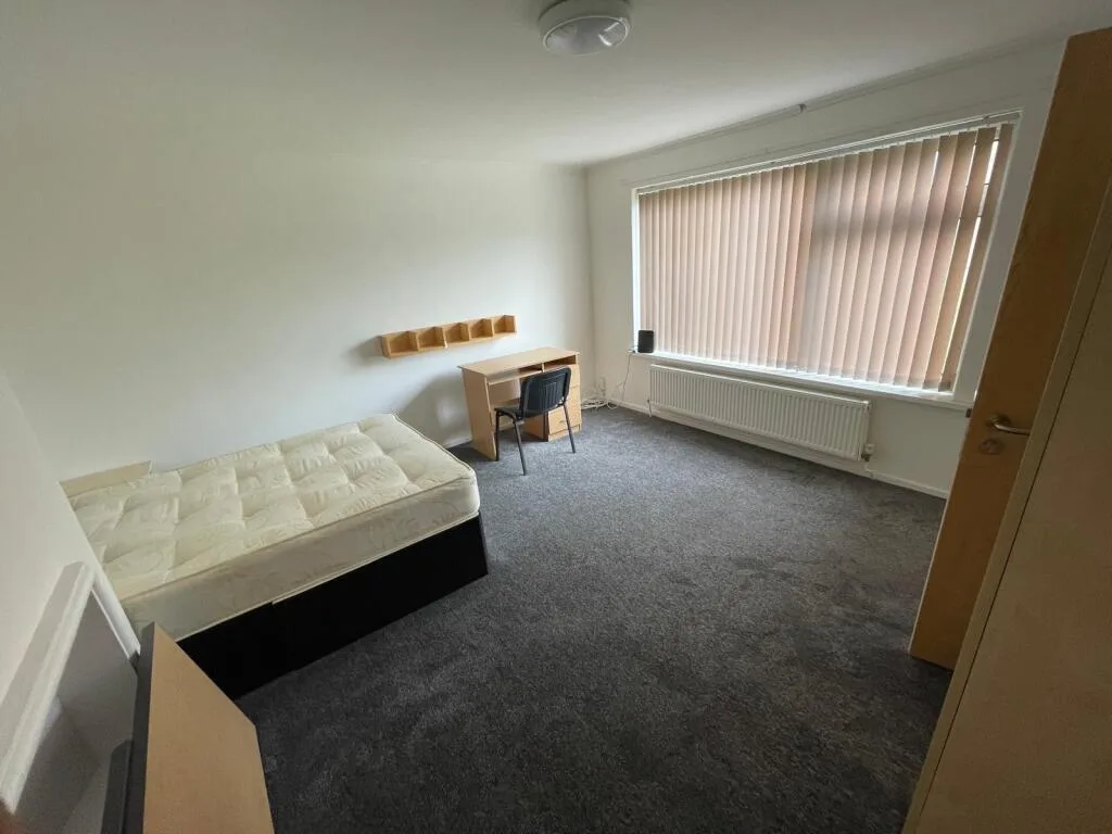 5 bedroom semi-detached house for rent