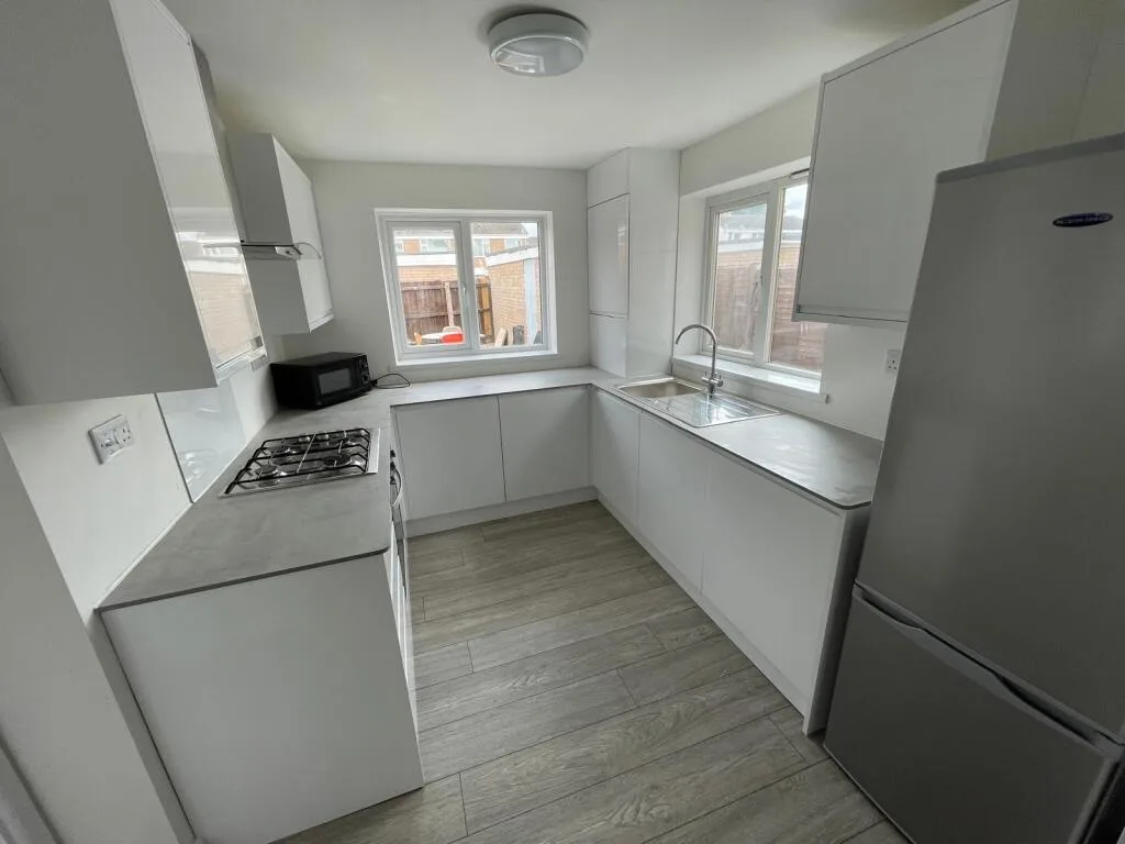 5 bedroom semi-detached house for rent