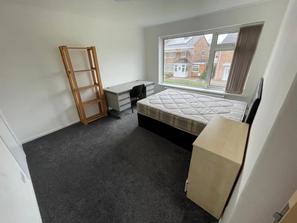 5 bedroom semi-detached house for rent