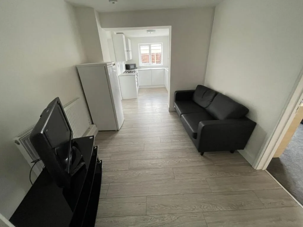 5 bedroom semi-detached house for rent