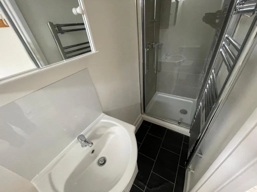 5 bedroom semi-detached house for rent