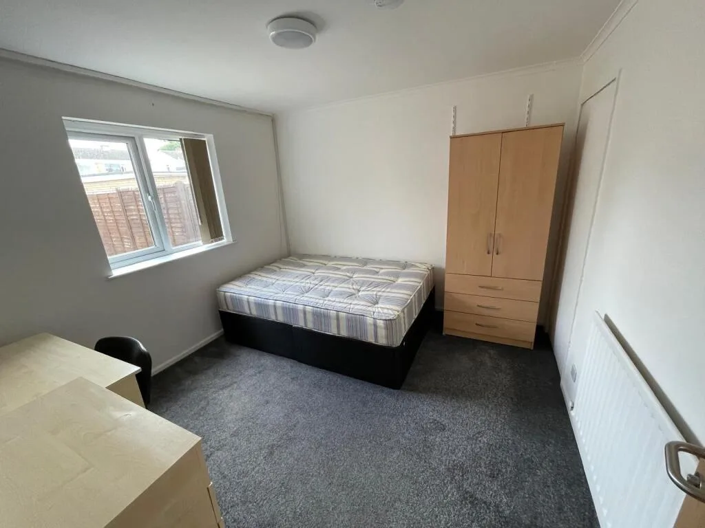 5 bedroom semi-detached house for rent