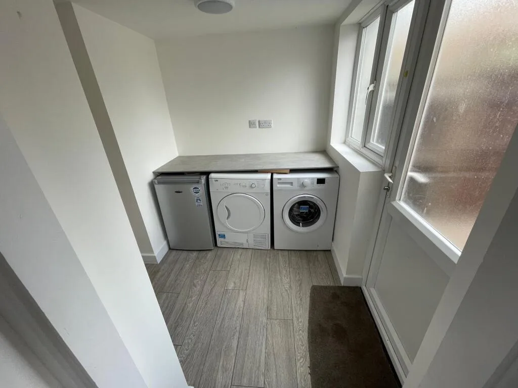 5 bedroom semi-detached house for rent