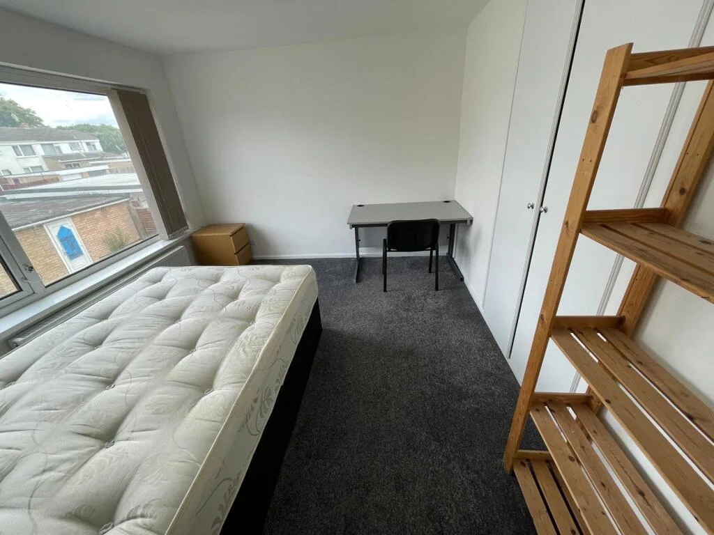 5 bedroom semi-detached house for rent
