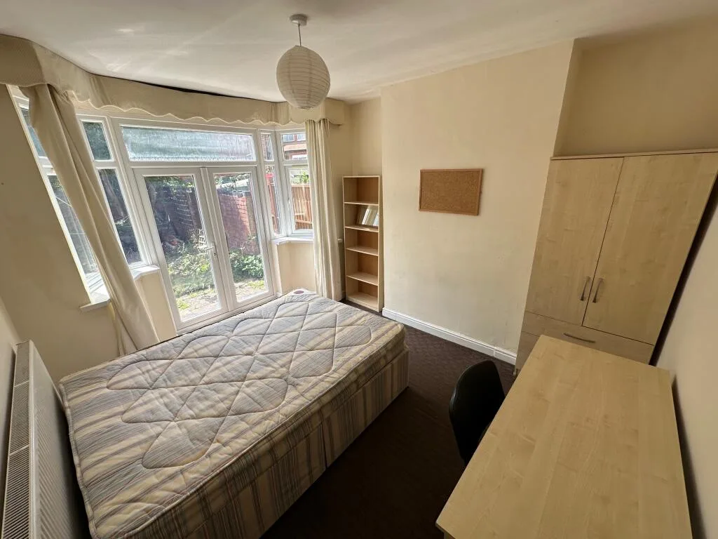 4 bedroom semi-detached house for rent