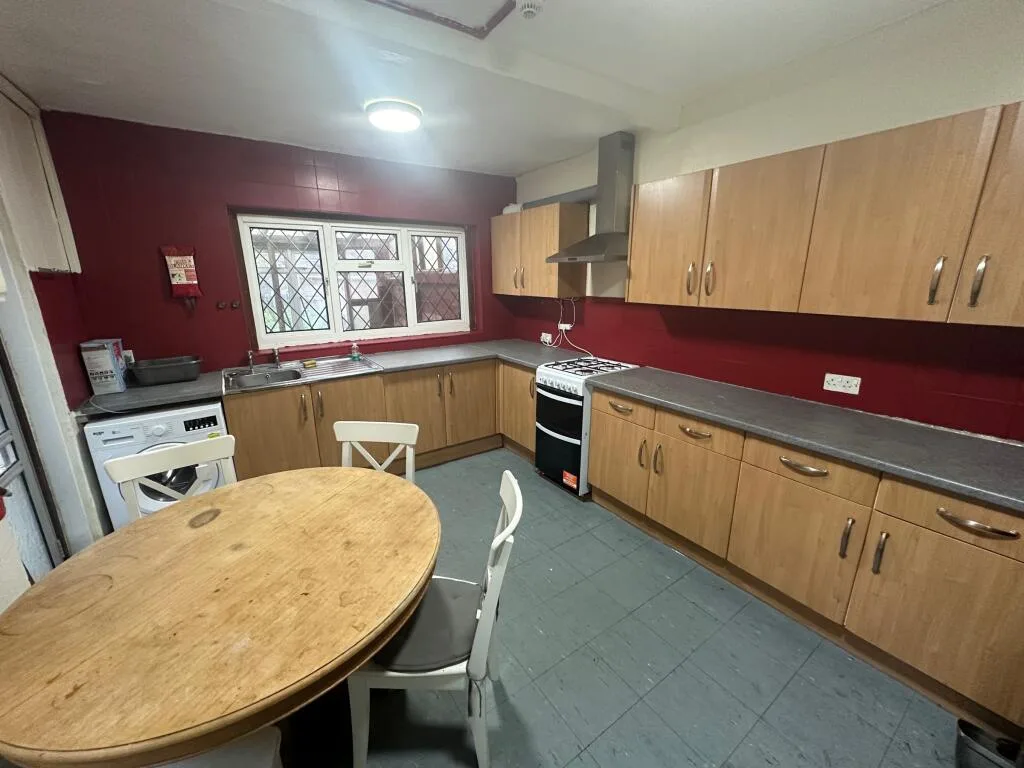 6 bedroom terraced house for rent