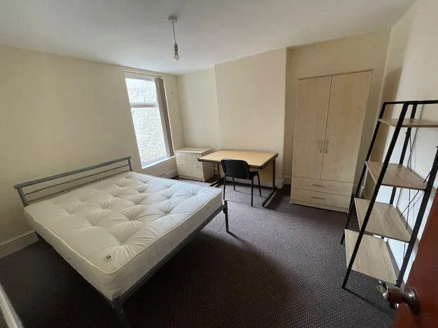 8 bedroom terraced house for rent