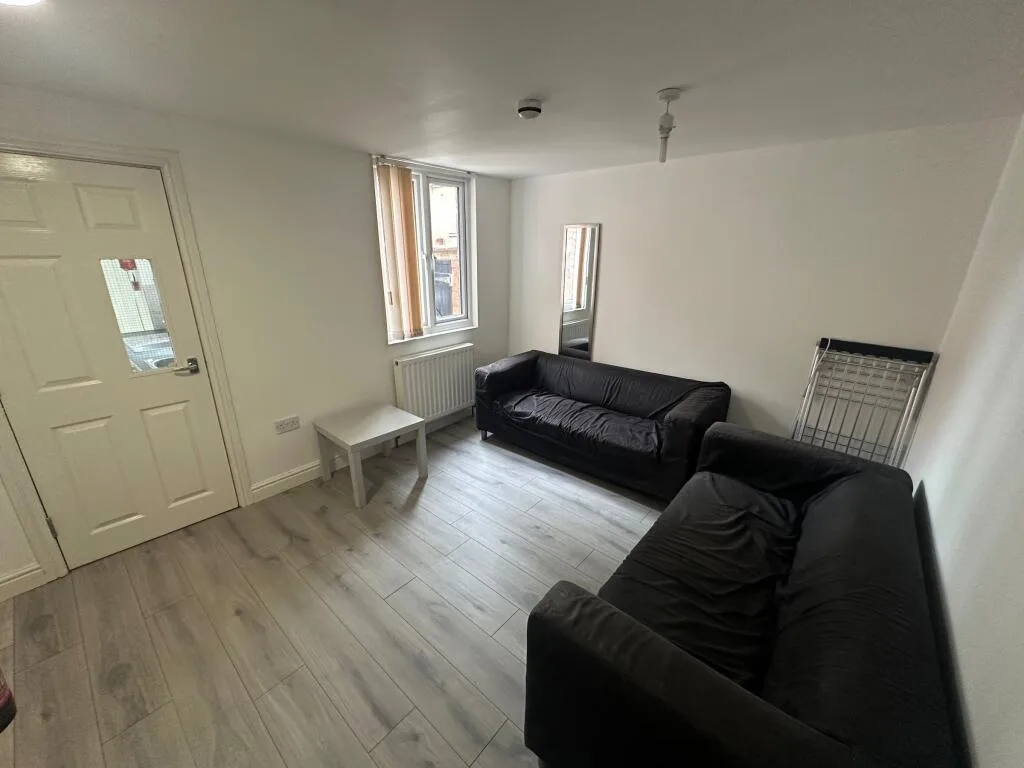 6 bedroom terraced house for rent