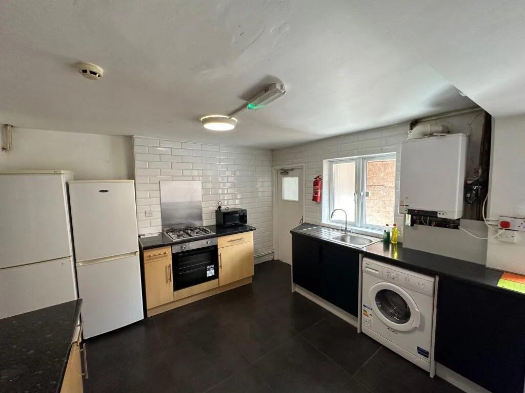 6 bedroom terraced house for rent