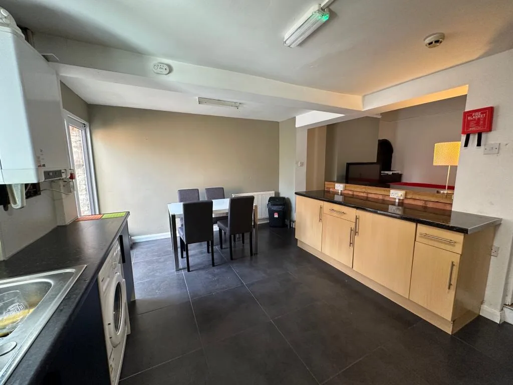 6 bedroom terraced house for rent