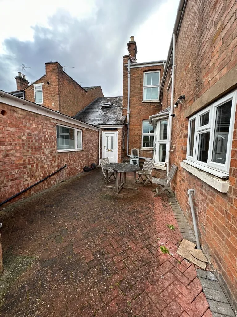 6 bedroom terraced house for rent