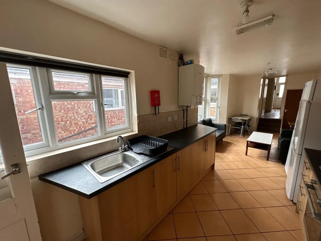 6 bedroom terraced house for rent