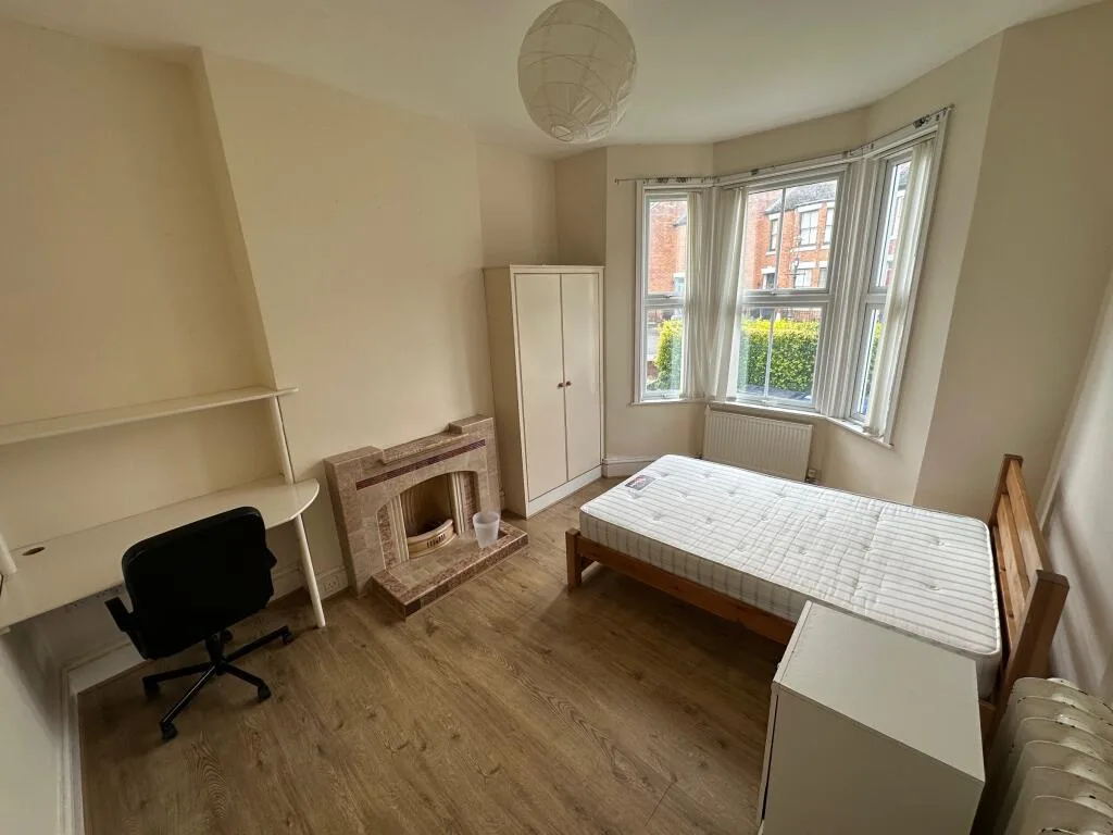 6 bedroom terraced house for rent