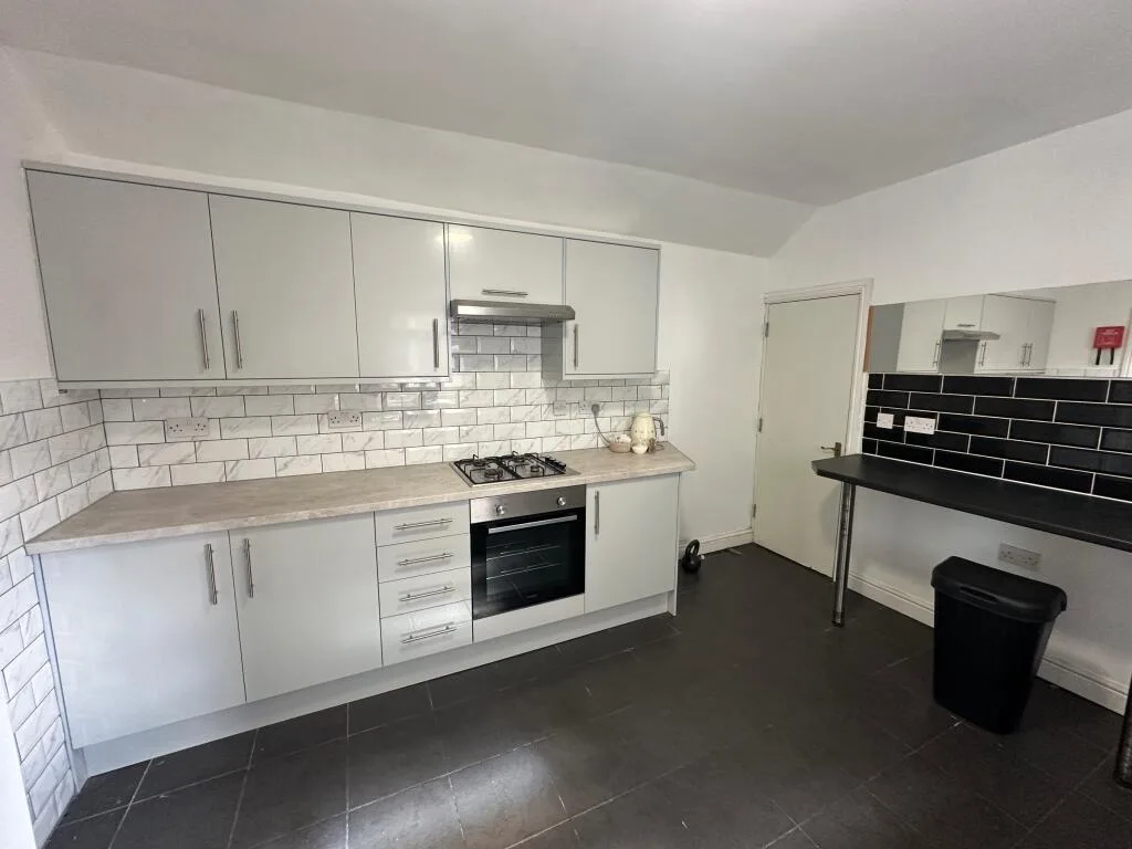 6 bedroom flat for rent
