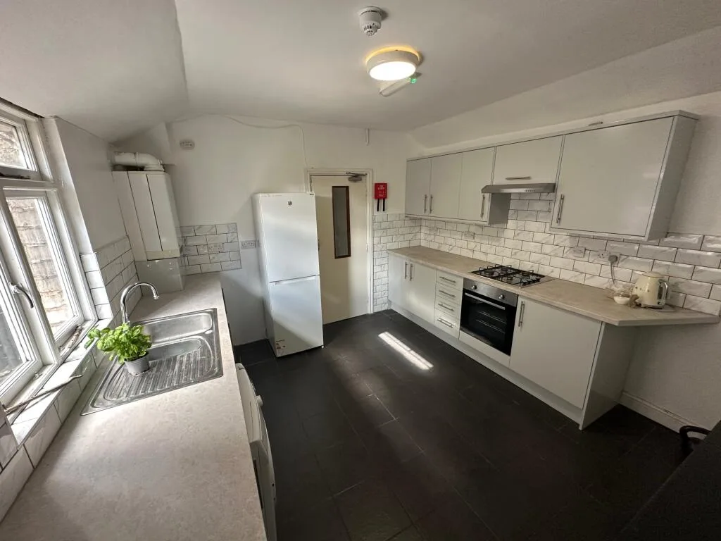 6 bedroom flat for rent