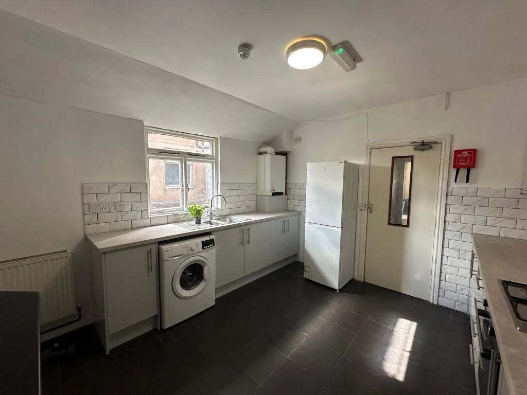 6 bedroom flat for rent