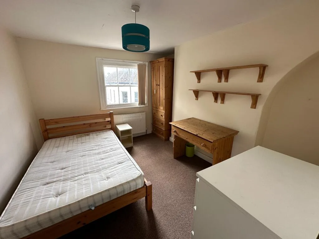 6 bedroom flat for rent